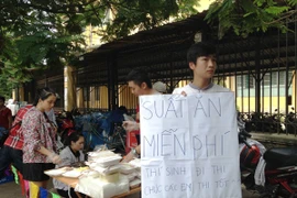 Cơm trưa miễn phí: Chia sẻ nỗi lo với sỹ tử ngày đầu thi đại học