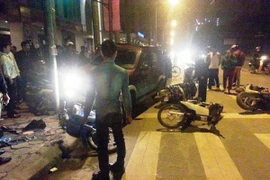 Hà Nội: Ôtô đâm thẳng vào dòng xe máy chờ đèn đỏ 