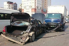 Dừng để xử lý sự cố, Mercedes bị đâm nát ở đường vành đai 3 trên cao