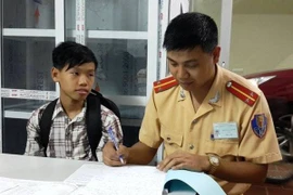 Công an Hà Nội tìm được người nhà cho cậu bé Mường bị lạc