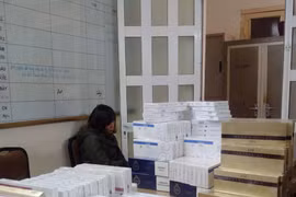 Bắt khẩn cấp đối tượng buôn bán gần 3.000 bao thuốc lá ngoại 