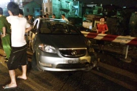 Đâm vào dải phân cách, xe biển xanh lộn nhào trên cầu Thăng Long