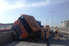 Xe container trèo dải phân cách, đường cao tốc trên cao bị tê liệt