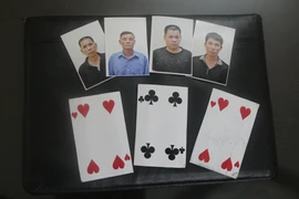 Dàn cảnh đỏ đen để lừa đảo trên xe khách, 4 đối tượng bị bắt