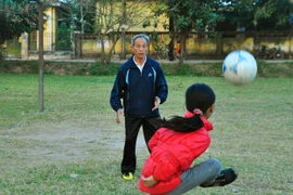 Người thương binh ươm mầm vàng cho bóng đá nữ Việt Nam 