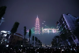 Màn trình diễn ánh sáng nghệ thuật bằng drone chào Xuân mới trên bầu trời Hà Nội, tại khu vực ngã ba Văn Cao, quận Tây Hồ đêm 9/2/2024. (Ảnh: Huy Hùng/TTXVN)