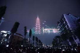 Màn trình diễn ánh sáng nghệ thuật bằng drone chào Xuân mới trên bầu trời Hà Nội, tại khu vực ngã ba Văn Cao, quận Tây Hồ đêm 9/2/2024. (Ảnh: Huy Hùng/TTXVN)