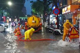 Mưa lớn kéo dài tại Hà Nội vào tối 12/5 khiến nhiều tuyến phố bị ngập sâu từ 30-50cm. (Ảnh: Hoàng Hiếu/TTXVN)