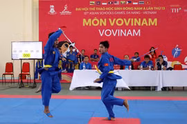 Vận động viên Việt Nam với phần thi biểu diễn song luyện kiếm nam. (Ảnh: Trần Lê Lâm/TTXVN)