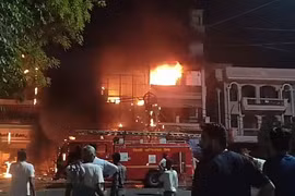 Lực lượng cứu hỏa nỗ lực dập tắt đám cháy tại bệnh viện ở phía Đông New Delhi. (Nguồn: The Indian Express)