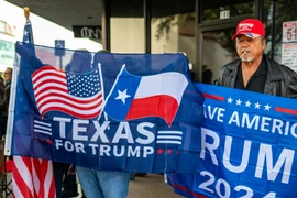 Những người ủng hộ cựu Tổng thống Mỹ Donald Trump chào đón ông tới thăm thành phố Eagle Pass, bang Texas ngày 29/2/2024. (Ảnh: AFP/TTXVN)