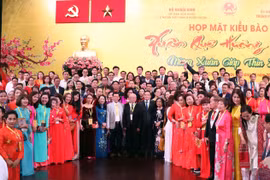 Phó Thủ tướng Trần Lưu Quang cùng lãnh đạo Thành phố Hồ Chí Minh chụp ảnh lưu niệm cùng các đại biểu Kiều bào. (Ảnh: Xuân Khu/TTXVN)