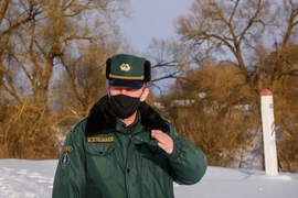 Biên phòng Lavia kiểm tra tại Piedruja (Latvia), biên giới với Belarus. (Ảnh minh họa: AFP/TTXVN)