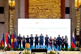 Các đại biểu dự Hội nghị Bộ trưởng Du lịch ASEAN-Nga lần thứ ba chụp ảnh lưu niệm. (Ảnh: Phạm Kiên/TTXVN)