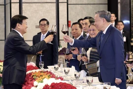 Chủ tịch nước Tô Lâm và Tổng Bí thư, Chủ tịch nước Lào Thongloun Sisoulith nâng cốc chúc mừng mối quan hệ ngày càng bền chặt giữa hai nước anh em. (Ảnh: Nhan Sáng/TTXVN)