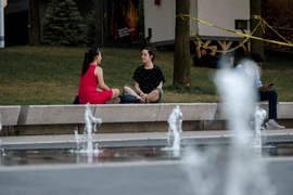 Người dân bên đài phun nước tại Montreal, Quebec (Canada). (Ảnh: AFP/TTXVN)