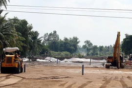 Thi công một công trình ở Sóc Trăng. (Ảnh: Trung Hiếu/TTXVN)