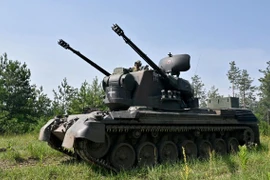 Binh sỹ Ukraine tham gia huấn luyện trên pháo phòng không tự hành Flakpanzer Gepard do Đức sản xuất tại Kiev hồi năm ngoái. (Ảnh: AFP/TTXVN)