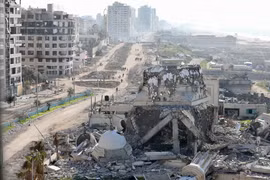 Những tòa nhà bị phá hủy sau cuộc không kích của Israel xuống Dải Gaza ngày 20/2/2024. (Ảnh: THX/TTXVN)
