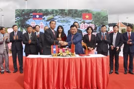 Đại biểu Việt Nam và Lào tại lễ bàn giao Công viên Hữu nghị Việt Nam-Lào. (Ảnh: TTXVN phát)