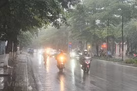Ngày và đêm 6/5, Bắc Bộ và Bắc Trung Bộ có mưa rào và dông. (Ảnh: Huy Khánh/TTXVN)