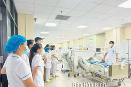 Bệnh nhân B.T.C nhập viện trong tình trạng suy hô hấp phải thở máy. (Nguồn: Báo Hòa Bình)