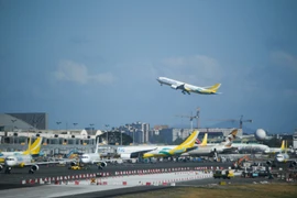 Máy bay cất cánh từ sân bay quốc tế Ninoy Aquino ở Manila (Philippines), ngày 3/4/2024. (Ảnh: AFP/TTXVN)