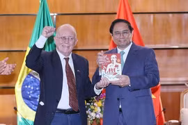 Ông Pedro de Oliveira, Tổng Thư ký Hội Hữu nghị Brazil-Việt Nam tặng Thủ tướng Phạm Minh Chính cuốn sách Hồ Chí Minh cuộc đời và sự nghiệp vị lãnh tụ giải phóng dân tộc Việt Nam. (Ảnh: Dương Giang/TTXVN)