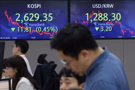 Bảng chỉ số chứng khoán tại Ngân hàng Hana ở thủ đô Seoul (Hàn Quốc), ngày 12/6/2023. (Ảnh: Yonhap/TTXVN)