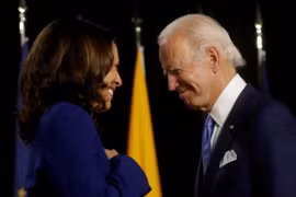 Ông Joe Biden (phải) và bà Kamala Harris liên danh trong cuộc vận động tranh cử Tổng thống Mỹ 2020 ở Wilmington, Delaware, ngày 12/8/2020. (Ảnh: Reuters/TTXVN)