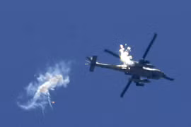Máy bay Israel oanh tạc thị trấn Rafah ở Dải Gaza. (Ảnh: AFP/TTXVN)