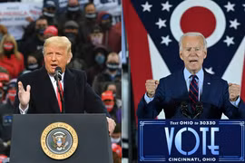 Tổng thống Mỹ Joe Biden (phải) và cựu Tổng thống Donald Trump. (Ảnh: AFP/TTXVN)