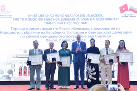 Chủ tịch Quốc hội Bulgaria Rossen Jeliazkov trao tặng Bằng khen của Quốc hội Bulgaria cho các cá nhân đã có thành tích xuất sắc trong công tác đối ngoại nhân dân, đóng góp tích cực vào việc thúc đẩy quan hệ hữu nghị đoàn kết truyền thống và hợp tác về nhiều mặt giữa nhân dân hai nước. (Ảnh: Minh Đức/TTXVN)