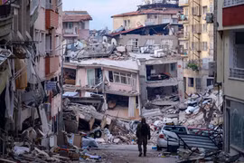 Các tòa nhà bị phá hủy sau động đất tại Hatay (Thổ Nhĩ Kỳ), ngày 12/2/2023. (Ảnh: AFP/TTXVN)