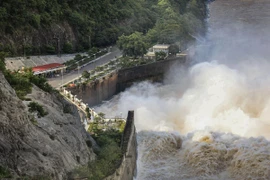 Khu vực cửa xả lũ phía trước nhà máy thủy điện Hòa Bình. (Ảnh: Trọng Đạt/TTXVN)