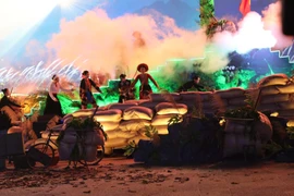 Tiết mục biểu diễn nghệ thuật tại điểm cầu Quảng trường Lam Sơn, thành phố Thanh Hóa (tỉnh Thanh Hóa). (Ảnh: Nguyễn Nam/TTXVN)