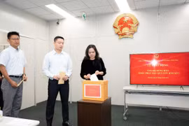 Cán bộ, nhân viên Tổng Lãnh sự quán Việt Nam tại Fukuoka (Nhật Bản) quyên góp ủng hộ đồng bào. (Ảnh: Phạm Tuân/TTXVN)