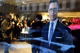Hình ảnh ứng cử viên Alexander Stubb được nhìn thấy qua cửa sổ một quán càphê, khi ông vận động tranh cử ở Helsinki (Phần Lan). (Nguồn: Euronews)