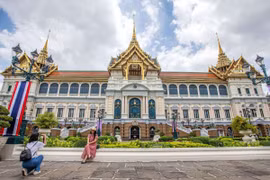 Khách du lịch tham quan Cung điện Hoàng gia Thái Lan ở Bangkok. (Ảnh: THX/TTXVN)