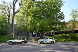 Cảnh sát Thụy Điển được triển khai trên đường phố Stockholm sau một vụ việc hồi tháng 5/2024. (Ảnh: Reuters/TTXVN)