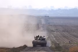 Xe quân sự Israel di chuyển gần biên giới với Dải Gaza ngày 7/4/2024. (Ảnh: THX/TTXVN)