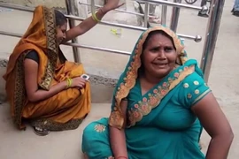 Người thân của các nạn nhân trong vụ giẫm đạp, bên ngoài Bệnh viện Etah ở bang Uttar Pradesh (Ấn Độ), ngày 2/7/2024. (Nguồn: Reuters)