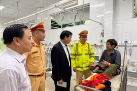 Ông Lê Trung Chinh, Chủ tịch Ủy ban Nhân dân, Trưởng Ban An toàn Giao thông thành phố Đà Nẵng thăm bệnh nhân trong vụ tai nạn điều trị tại Bệnh viện Đà Nẵng. (Ảnh: TTXVN phát)