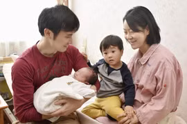 Một gia đình chào đón thành viên mới sinh tại bệnh viện ở Sapporo, Hokkaido (Nhật Bản). (Ảnh: Kyodo/TTXVN)