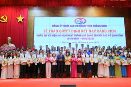 60 đảng viên ưu tú đại diện cho 131 quần chúng được kết nạp Đảng trong năm 2024 vinh dự được kết nạp vào Lớp đảng viên 60 năm Ngày thành lập Đảng bộ Khối các cơ quan tỉnh Quảng Ninh. (Nguồn: Báo Quảng Ninh)