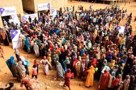 Người dân xếp hàng chờ được phát bữa ăn cứu trợ tại Omdurman (Sudan). (Ảnh: THX/TTXVN)