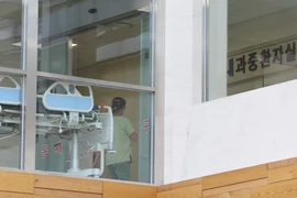 Nhân viên y tế làm việc tại một bệnh viện ở Seoul (Hàn Quốc), ngày 25/2/2024. (Ảnh: Yonhap/TTXVN)