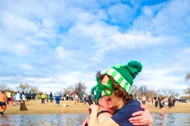 Tắm nước lạnh chào Năm mới tại Boston