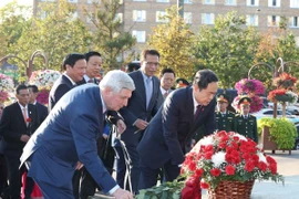 Chủ tịch Quốc hội Trần Thanh Mẫn dâng hoa tại Tượng đài Chủ tịch Hồ Chí Minh. (Ảnh: Thống Nhất/TTXVN)