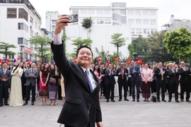 Tổng Thư ký ASEAN Kao Kim Hourn chụp ảnh selfie cùng các đại biểu dự khánh thành Quảng trường ASEAN tại Học viện Ngoại giao. (Ảnh: Lâm Khánh/TTXVN)